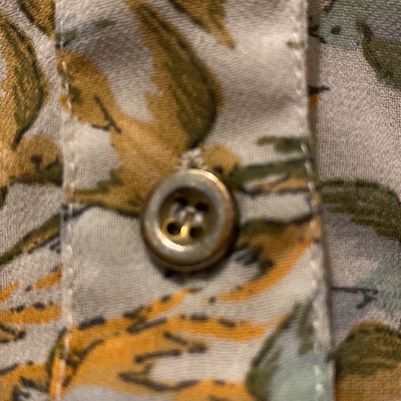 Charlotte Russe Blouse XS Button-up Watercolor Birds Print White Teal Yellow - Picture 7 of 7